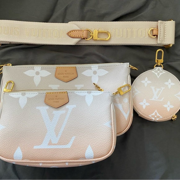 $4️⃣1️⃣0️⃣0️⃣ Limited Edition Multi Pochette Accessoires By the Pool - Picture 1 of 10